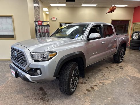 Used 2022 Toyota Tacoma TRD Off-Road image 3