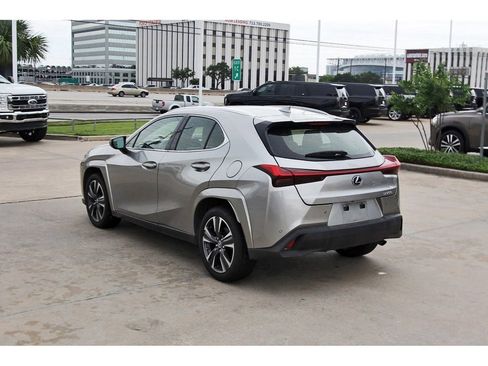 Used 2022 Lexus UX 200 w/ Premium Package image 4