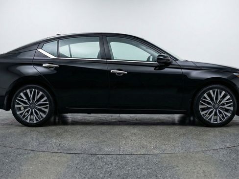 Used 2025 Nissan Altima 2.5 SV image 11