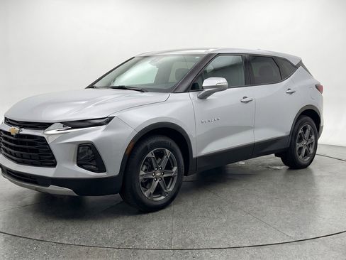 Used 2025 Chevrolet Blazer LT FWD image 2