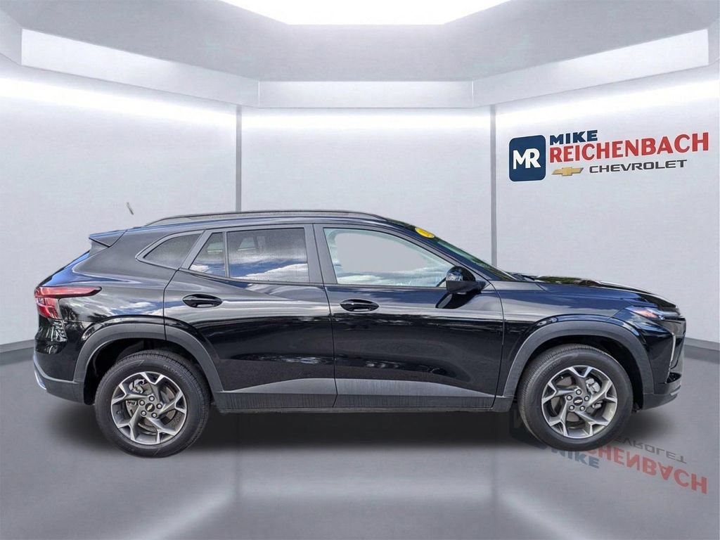 Used 2024 Chevrolet Trax LT w/ Driver Confidence Package FWD image 3