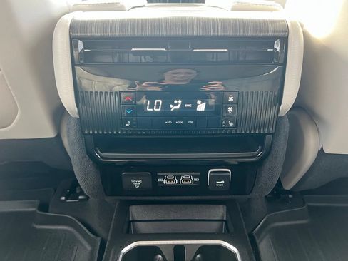 Used 2023 Jeep Wagoneer Series III w/ Preferred Equipment Group AWD/4WD image 24