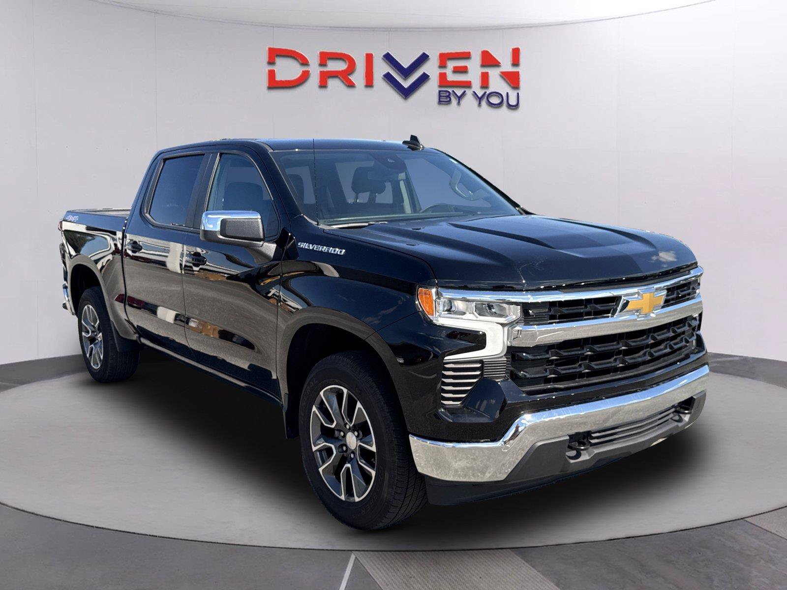 Used 2024 Chevrolet Silverado 1500 LT AWD/4WD image 2