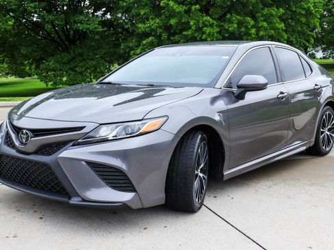 Used 2020 Toyota Camry SE FWD image 3