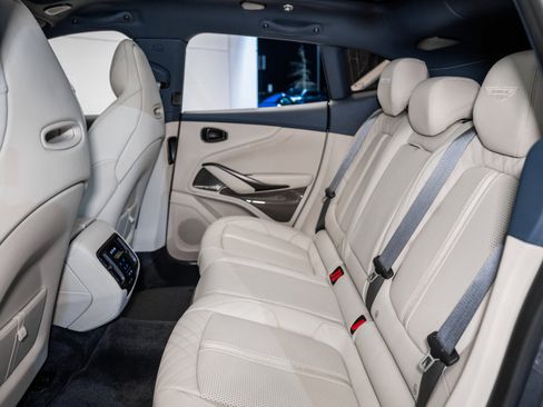 Used 2025 Aston Martin DBX 707 image 14