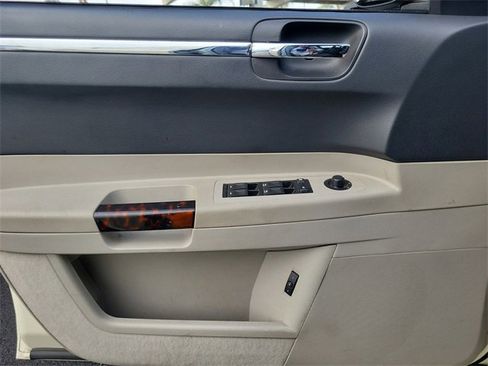 Used 2006 Chrysler 300 C image 18