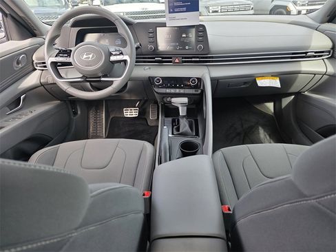 Certified 2025 Hyundai Elantra Sport image 8