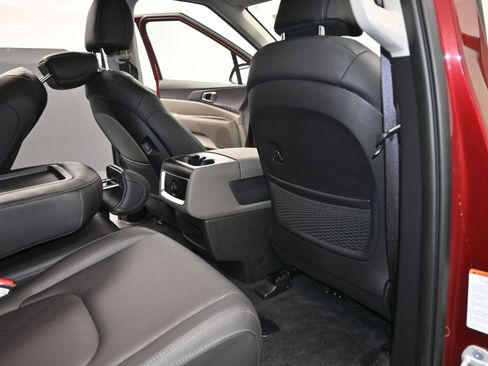 Used 2025 Kia Carnival EX image 27