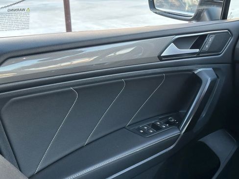 Used 2023 Volkswagen Tiguan SE w/ Panoramic Sunroof Package image 12