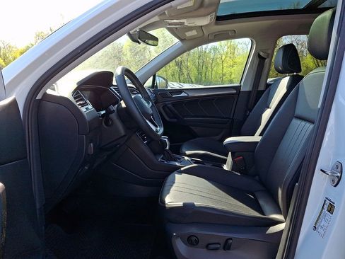 Used 2023 Volkswagen Tiguan SE w/ Panoramic Sunroof Package FWD image 13
