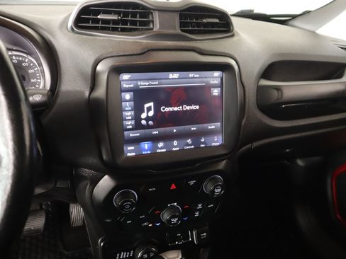 Used 2018 Jeep Renegade Trailhawk w/ UConnect 8.4 Nav Group image 5