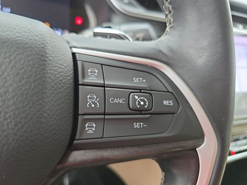 Used 2022 Jeep Grand Cherokee Limited AWD/4WD image 18