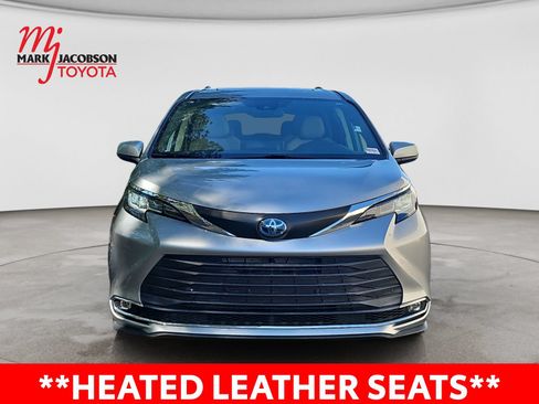 Used 2021 Toyota Sienna XLE FWD image 3