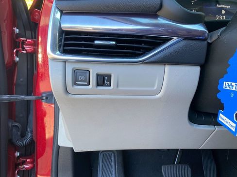 Used 2021 Cadillac XT4 Luxury w/ Cold Weather Package image 14