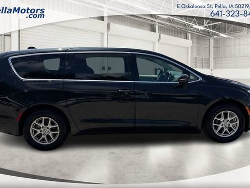 Used 2023 Chrysler Pacifica Touring-L FWD image 2