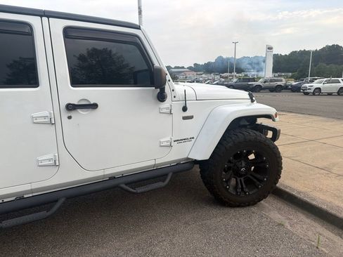 Used 2017 Jeep Wrangler Unlimited Sahara AWD/4WD image 14