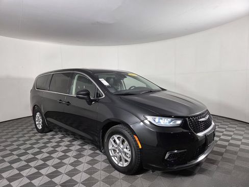 Used 2023 Chrysler Pacifica Touring-L FWD image 2