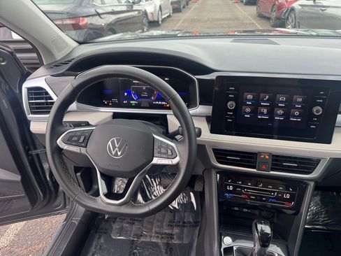 Used 2025 Volkswagen Taos SE image 34