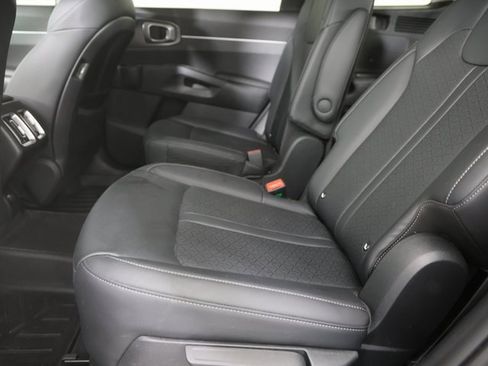 Used 2021 Kia Sorento S image 2