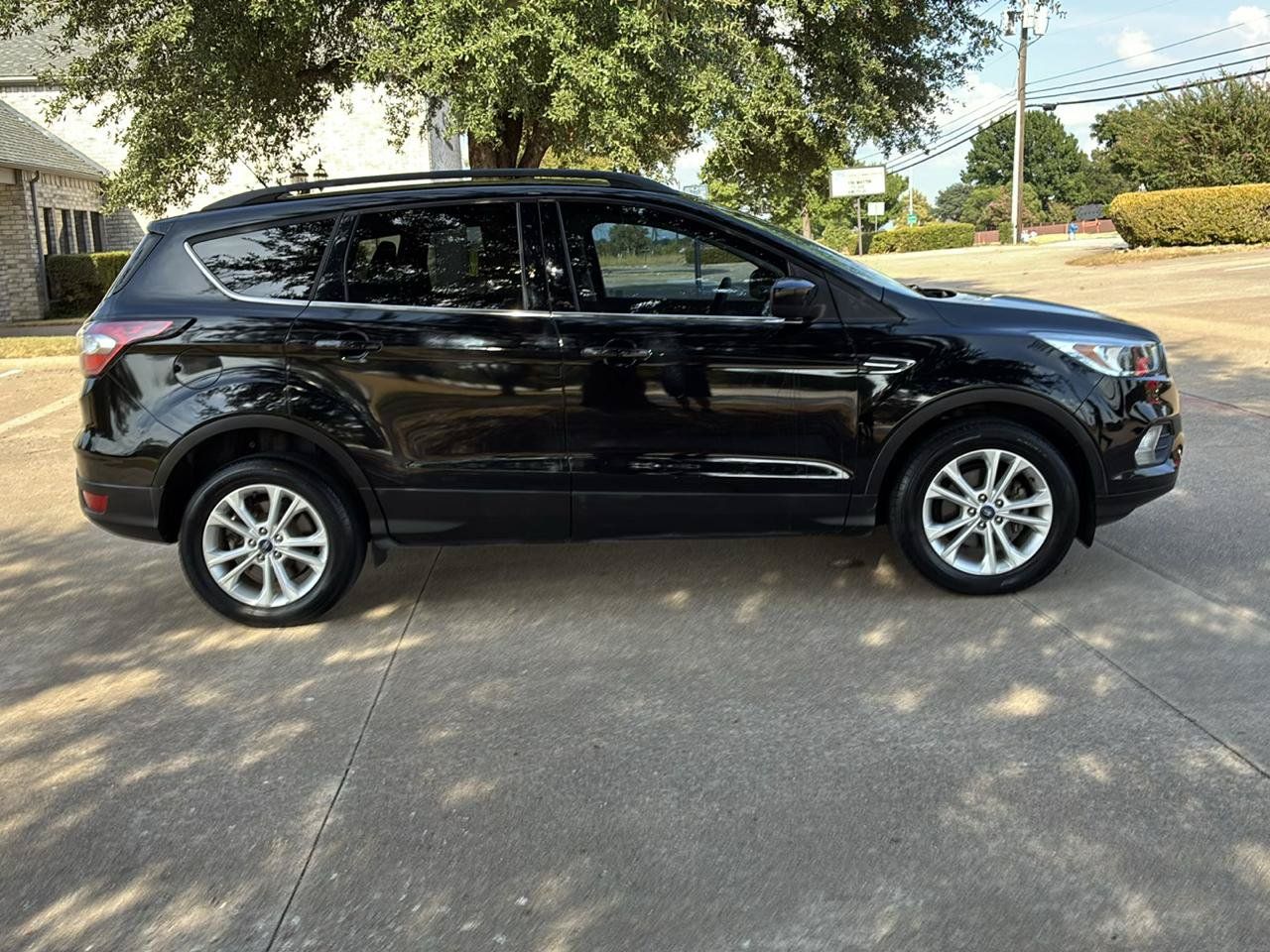 Used 2018 Ford Escape SE w/ SE Sync 3 Package FWD image 5