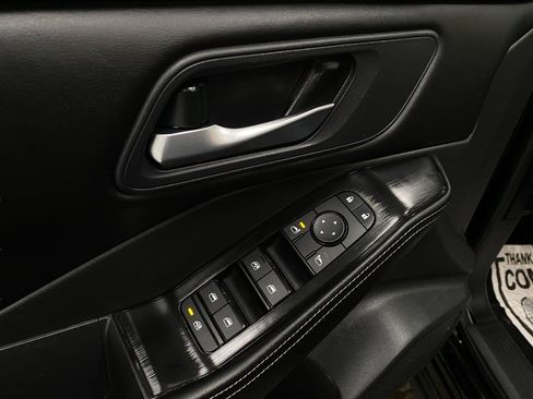 Used 2025 Nissan Rogue SV image 31