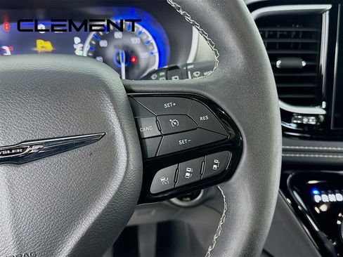 Used 2022 Chrysler Pacifica Limited w/ Uconnect Theater Family Group image 16