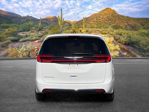 Used 2023 Chrysler Pacifica Touring-L FWD image 10