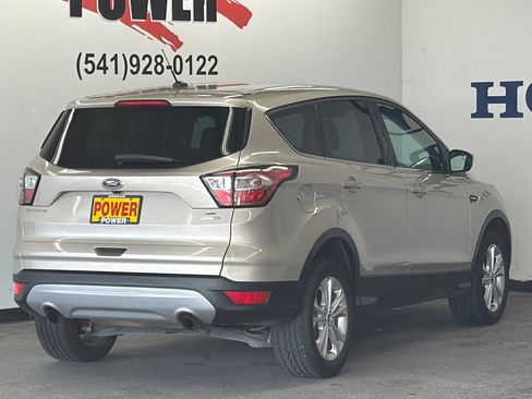 Used 2017 Ford Escape SE image 3