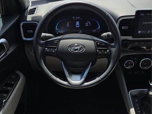 Used 2024 Hyundai Venue SEL image 18