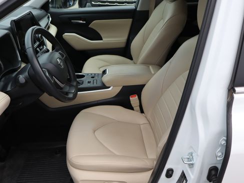 Used 2024 Toyota Highlander XLE AWD/4WD image 16