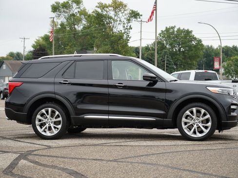 Used 2022 Ford Explorer Platinum image 2