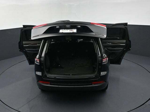 Used 2023 Jeep Grand Cherokee Limited w/ Black Appearance Package AWD/4WD image 29