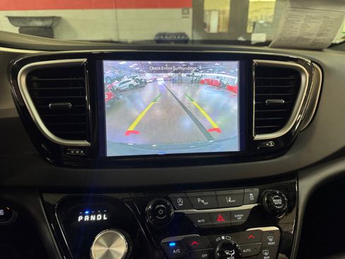 Used 2025 Chrysler Pacifica Select FWD image 27