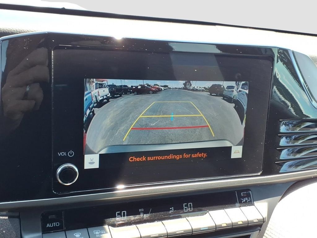 Used 2025 Toyota Camry SE FWD image 19