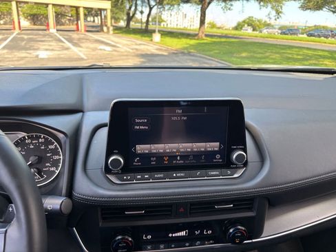 Used 2025 Nissan Rogue SV AWD/4WD image 17