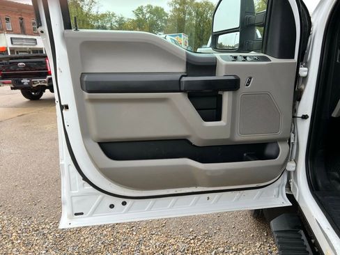 Used 2017 Ford F550 4x4 Crew Cab Super Duty w/ Power Equipment Group image 11