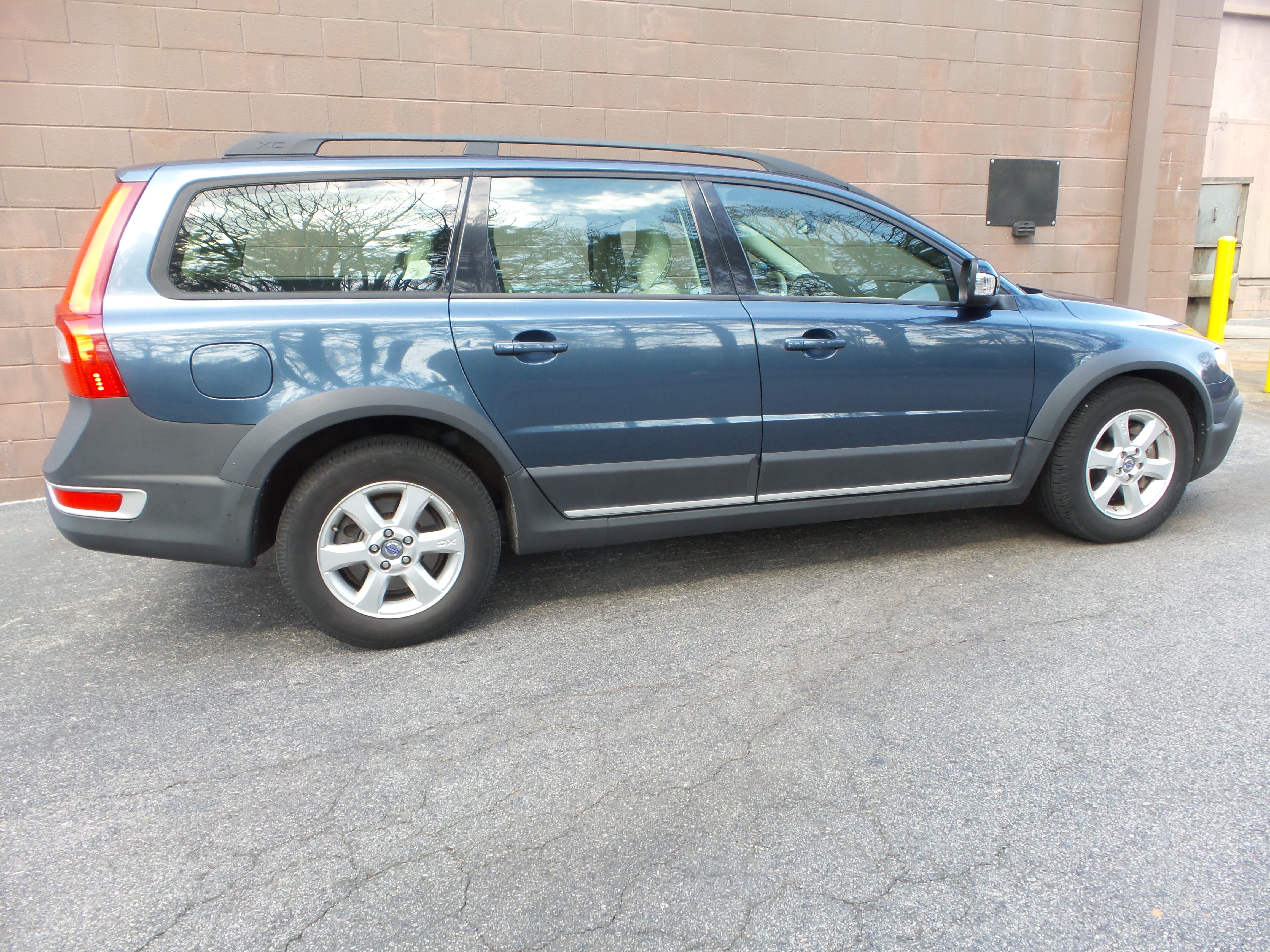 Used 2009 Volvo XC70 3.2 AWD/4WD image 1