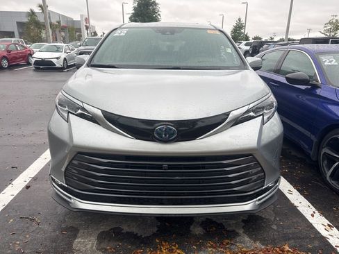 Used 2022 Toyota Sienna Platinum image 2