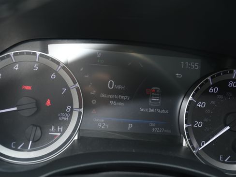 Used 2023 Toyota Highlander XLE FWD image 14