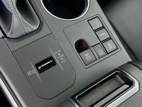 Used 2025 Toyota Highlander XLE image 25