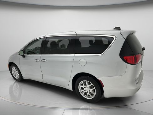 Used 2022 Chrysler Voyager LX FWD image 4