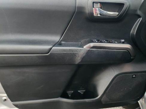 Used 2016 Toyota Tacoma TRD Off-Road AWD/4WD image 34