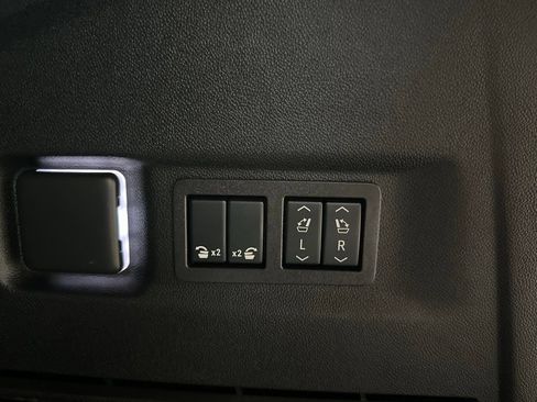 Used 2025 Chevrolet Suburban Premier AWD/4WD image 39