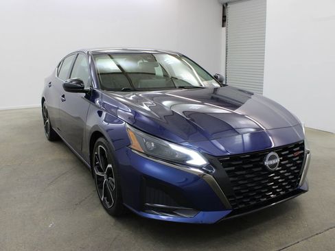 Used 2023 Nissan Altima 2.5 SR w/ SR Premium Package FWD image 5