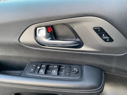 Used 2025 Chrysler Pacifica Select FWD image 19