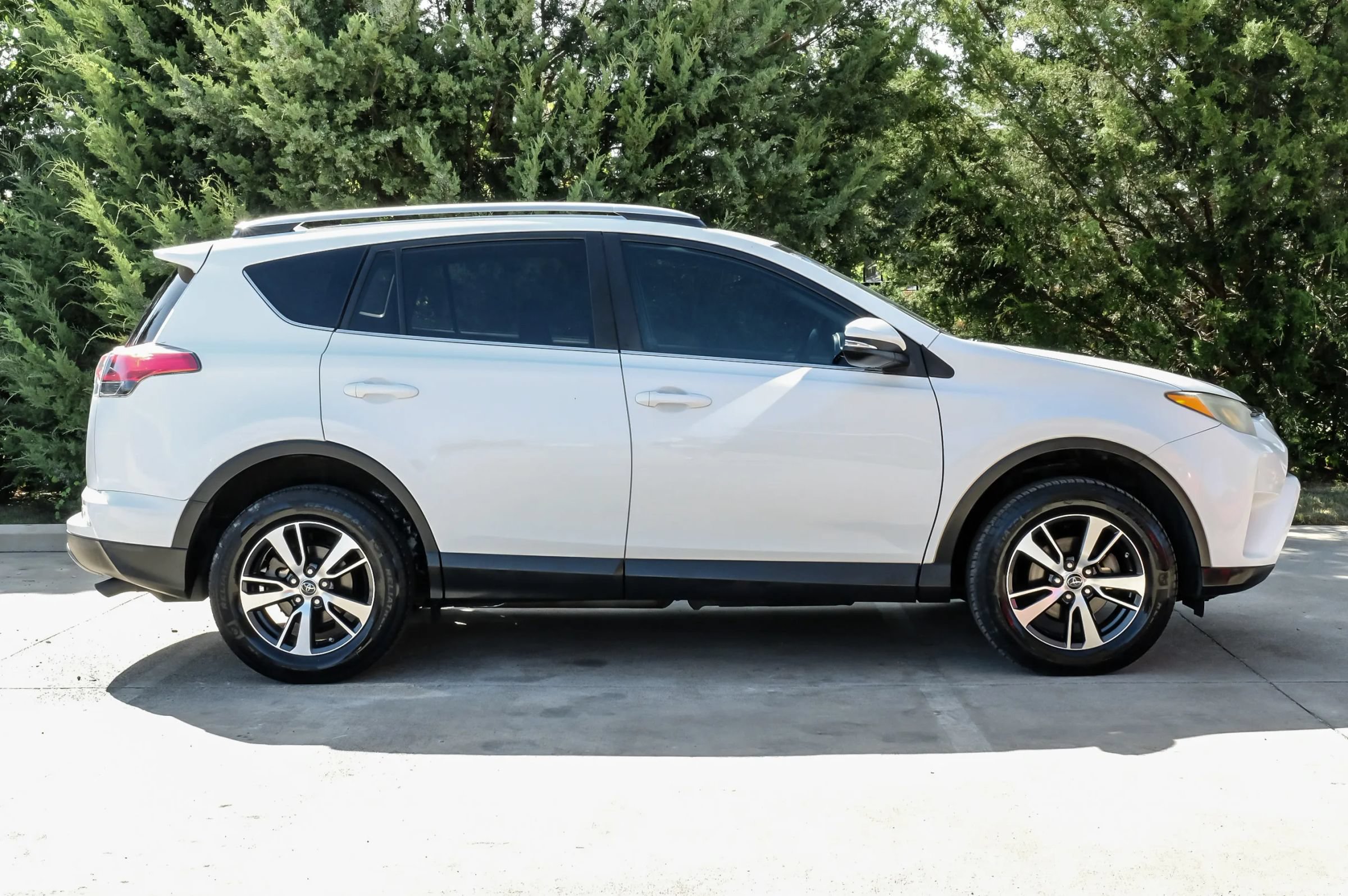 Used 2018 Toyota RAV4 XLE w/ Plus Extra Value Package FWD image 7