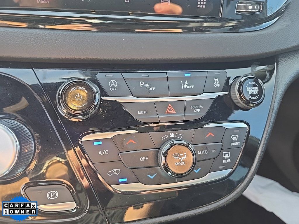 Used 2025 Chrysler Pacifica Select FWD image 11