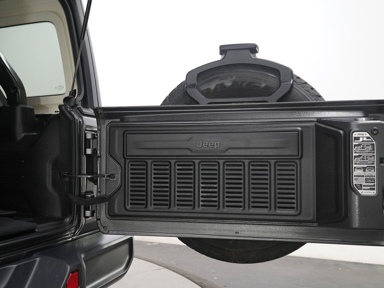 Used 2019 Jeep Wrangler Unlimited Sahara w/ Uconnect 4C Nav & Sound Group AWD/4WD image 18