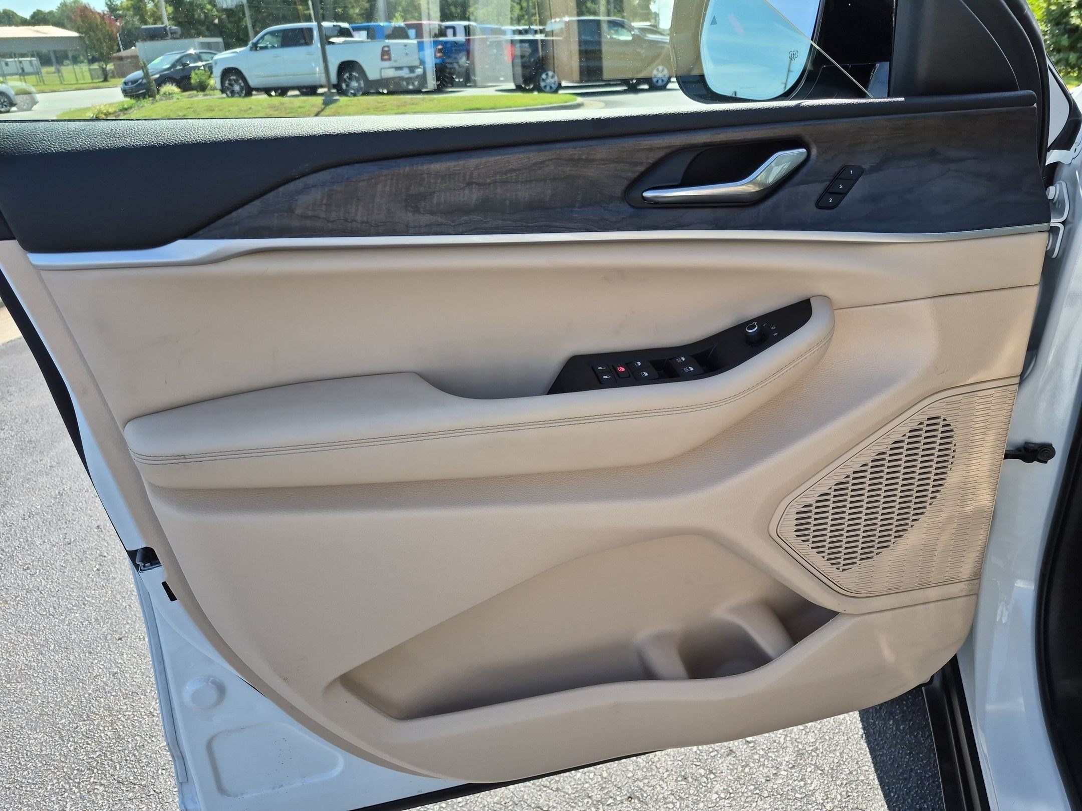 Used 2025 Jeep Grand Cherokee L Limited w/ Luxury Tech Group II RWD image 10
