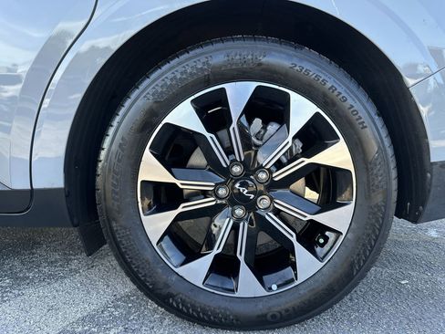 Used 2024 Kia Carnival EX FWD image 18